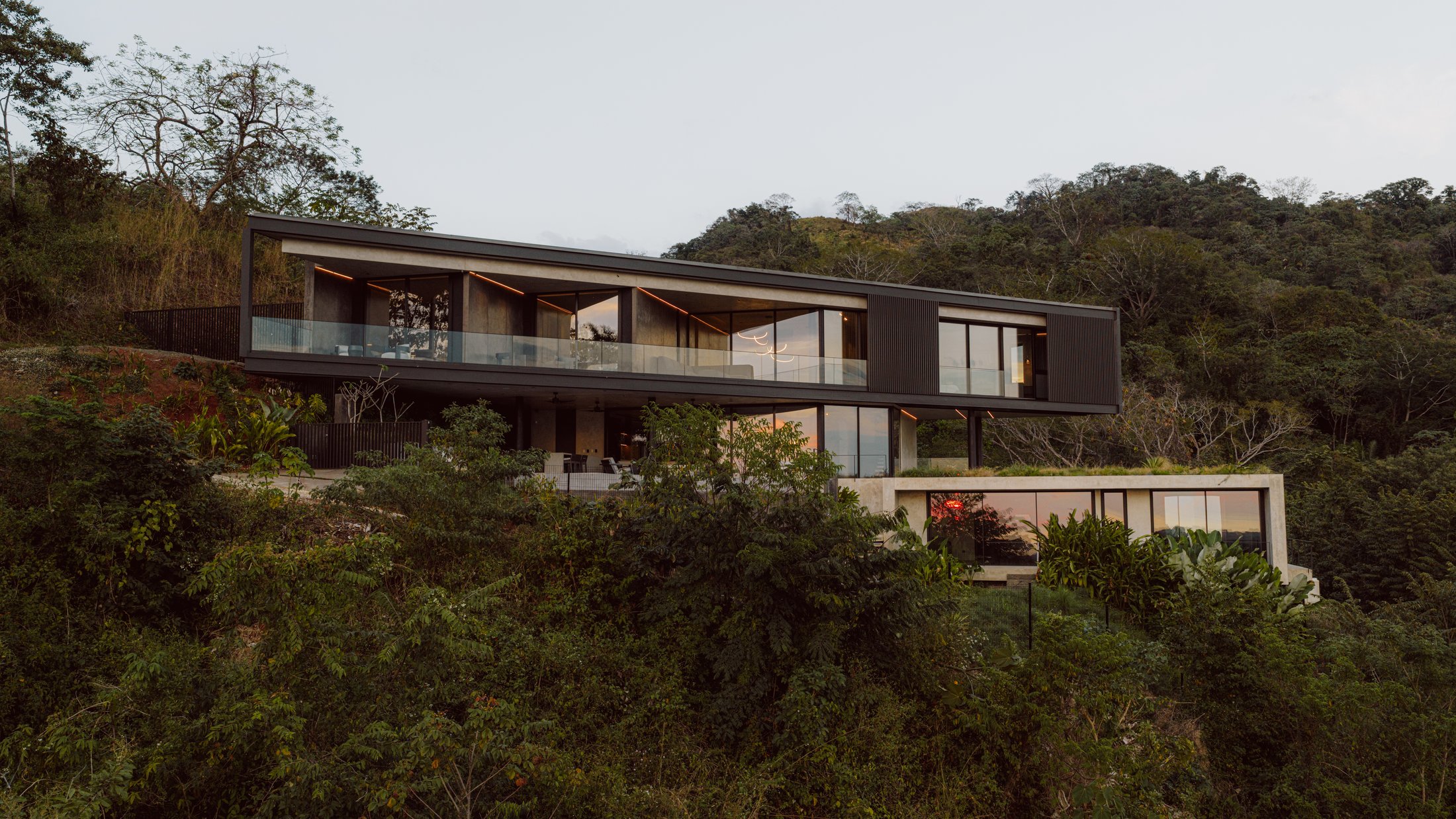 Casa Cinco 7 vista aerea entre la ladera boscosa de Nosara, Guanacaste