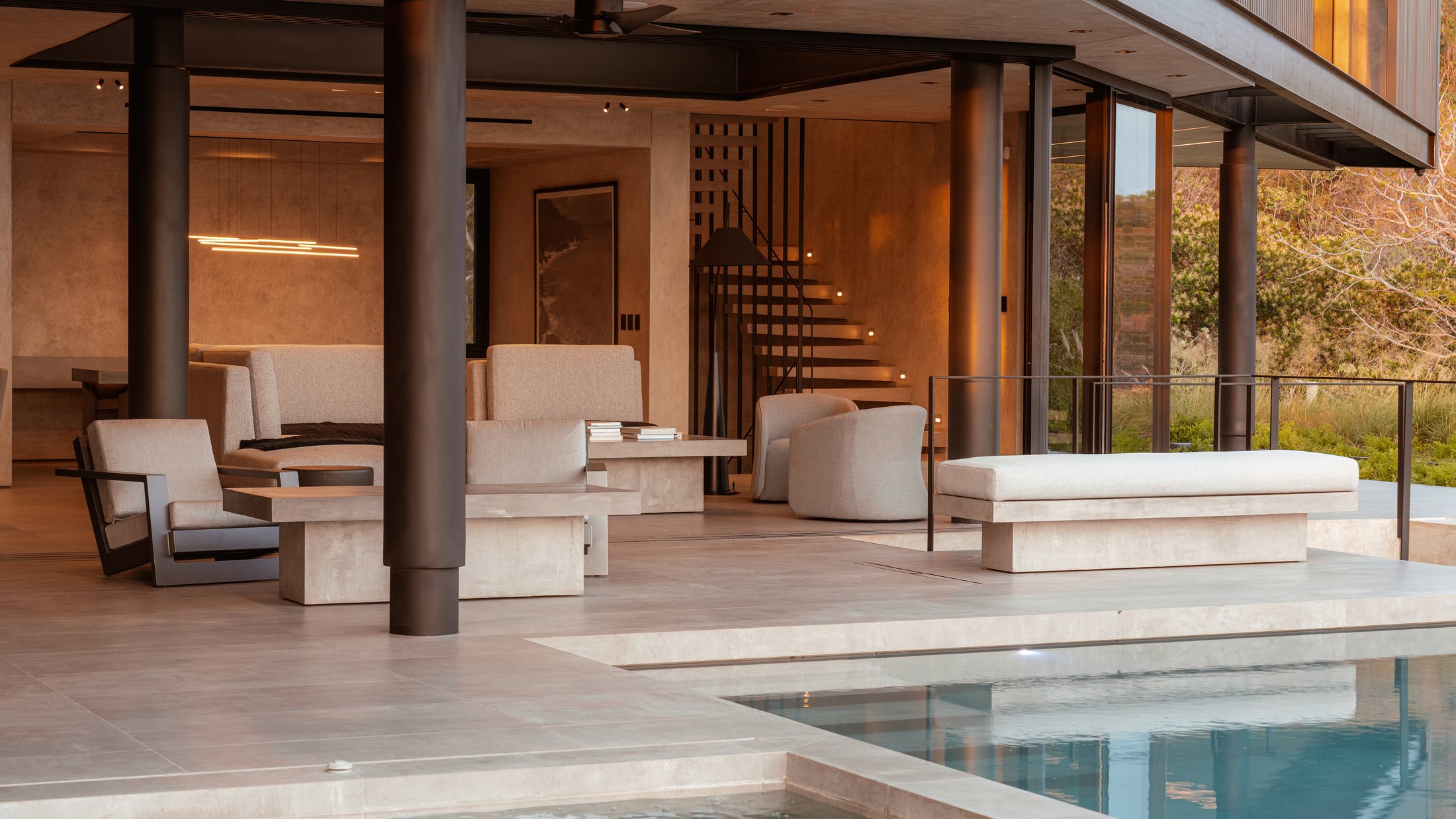 Terraza cubierta de Casa Cinco 7 con piscina y mobiliario exterior