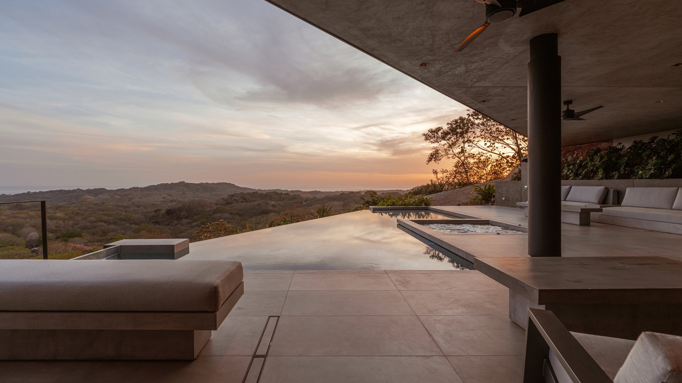 Vista al atardecer desde la terraza de Casa Cinco 7 hacia el Pacifico